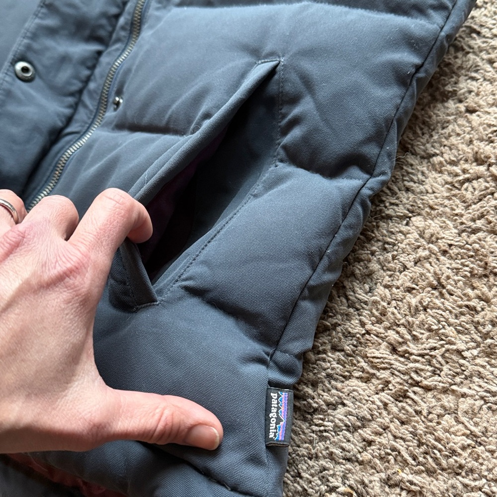 Patagonia Women’s Two-Tone (charcoal grey/dark purple) Hooded Vest, Sz. XS - Picture 5 of 12